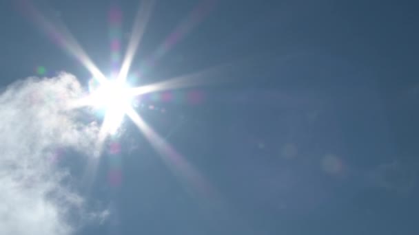 Aurinko paistaa sinisellä taivaalla pilvien kulkiessa ja merilintujen lentäessä Tyynenmeren rannikolla, Oregonissa
. - Materiaali, video