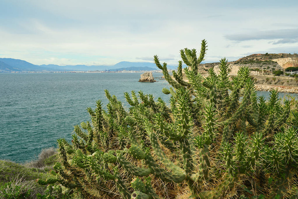 Piękny widok słynnego "Penon del Cuervo" z "Torre Vigia Las Palomas" w Maladze. Costa del Sol. Hiszpania. - Zdjęcie, obraz