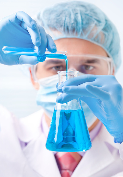 Researcher working with chemicals - Foto, Bild