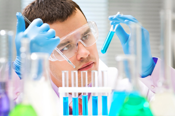Researcher working with chemicals - Foto, imagen