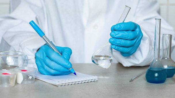Químico o médico realiza investigaciones sobre muestras en el laboratorio
 - Foto, Imagen