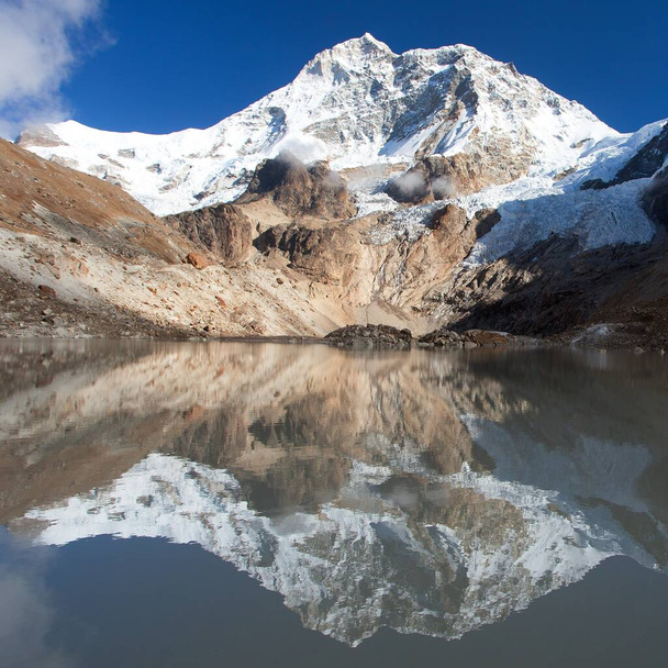 Mount Makalu mirroring in lake, Makalu Barun national park, Nepal Himalayas mountains  - Foto, Imagem