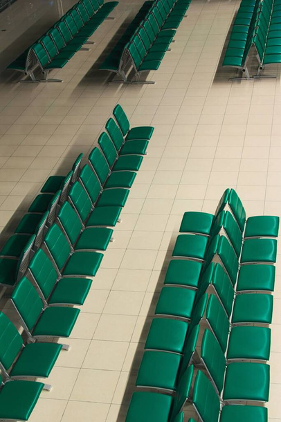 Sièges verts vides dans une salle d'attente de l'aéroport. Vue grand angle
. - Photo, image