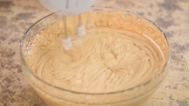 Beat with a mixer caramel cream. - Footage, Video