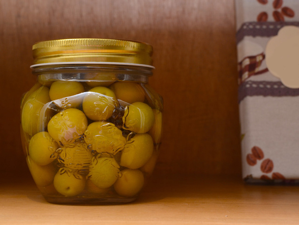 Olives marinées dans un pot
 - Photo, image
