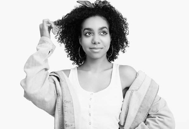 Sinnliches Porträt von Glamour eleganten schwarzen Hippie Teenager-Mädchen Modell mit lockigem Haar isoliert auf weißem Studiohintergrund - Foto, Bild
