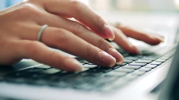 Bilgisayar klavyesi ve kadın parmakları üzerine yakın plan yazıyorlar. - Video, Çekim