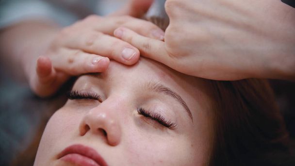 Massage - massage maître masser le front des femmes avec une technique spéciale à l'aide des doigts
 - Photo, image