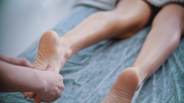 Массаж - мастер массажа смешивает женские ступни
 - Фото, изображение