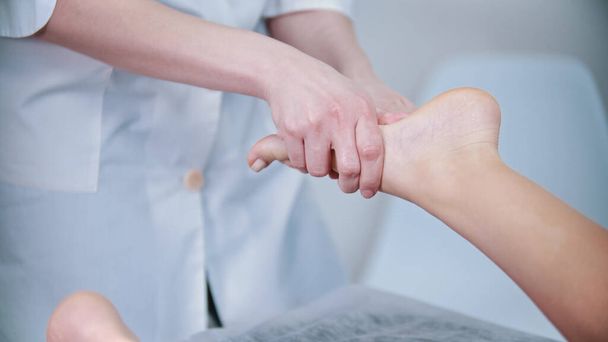 Massage - maître de massage pétrit les pieds des femmes avec ses doigts
 - Photo, image