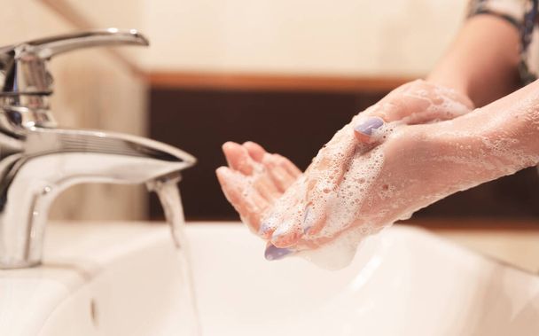 Коронавирусная профилактика, мытье рук с мылом, антибактериальный гель, концепция гигиены
 - Фото, изображение