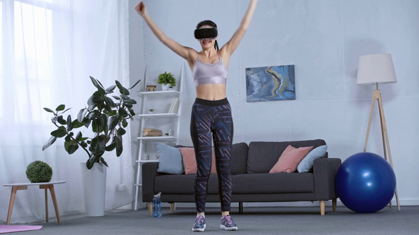 Hymyilevä urheilija virtuaalitodellisuudessa kuulokkeet lämpenee kotona
  - Materiaali, video