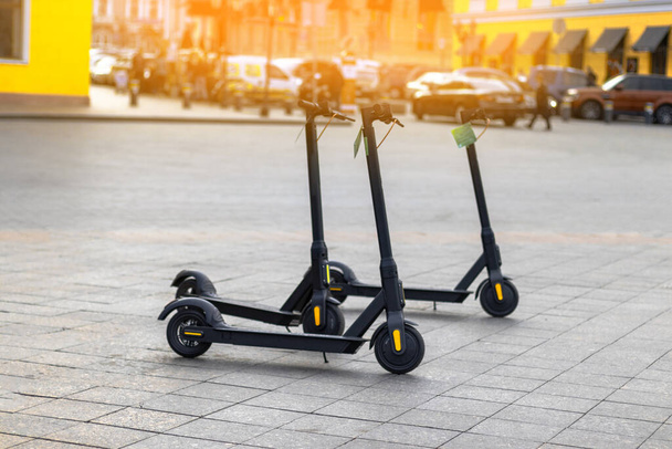 Scooter elettrici neri parcheggiati in città. Trasporto urbano ecologico dell'elettricità
 - Foto, immagini