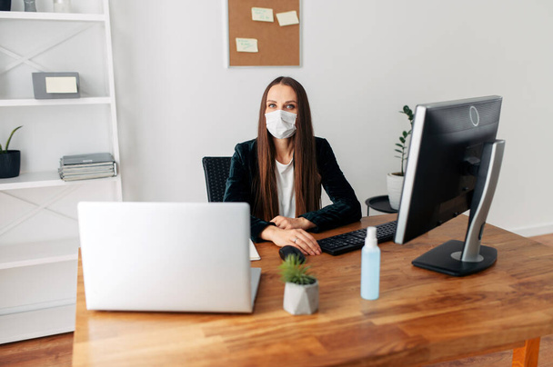 Woman in medical mask at the office - Φωτογραφία, εικόνα