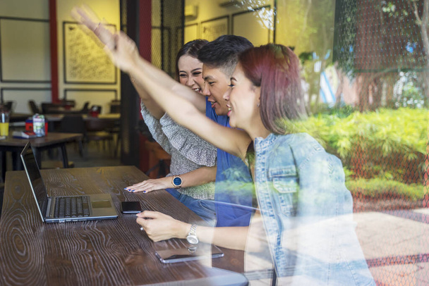 Attraktive junge Leute, die im Café am Laptop Hand anlegen - Foto, Bild