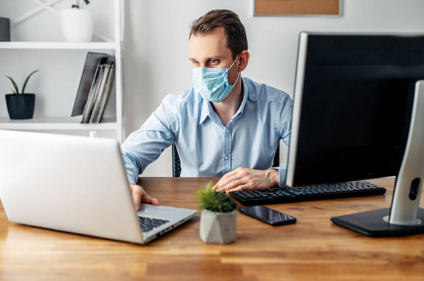 Man in a medical mask at the office - Foto, Bild