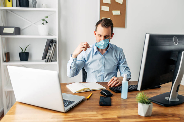 Man in a medical mask at the office - Foto, imagen