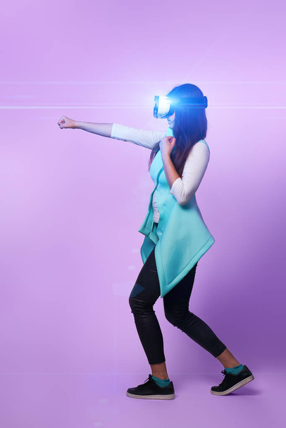 Mujer está utilizando auriculares de realidad virtual. - Foto, imagen