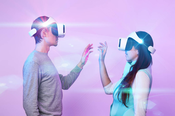 Coppia innamorata comunicare utilizzando un auricolare realtà virtuale. - Foto, immagini