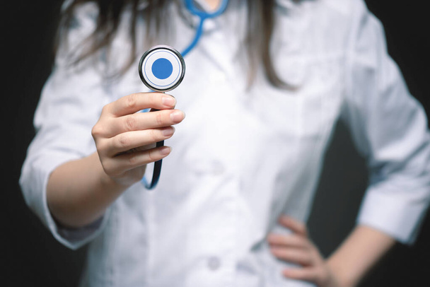 Arzt mit Stethoskop in Nahaufnahme auf dunklem Hintergrund. - Foto, Bild
