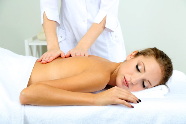 Beautiful young woman having back massage close up - Foto, afbeelding