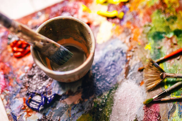 Brush and a plate with paint and oil - 写真・画像