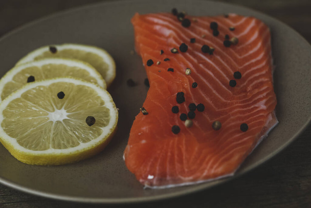 Delicioso, salmão cru na mesa
 - Foto, Imagem