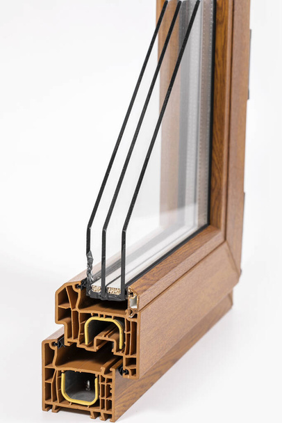 Kunststoff-Fensterprofil mit Dreifachverglasung - Foto, Bild