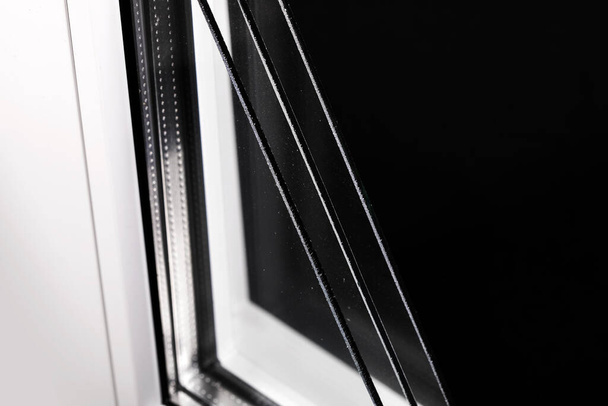 Пластиковый профиль окна с тройным остеклением
 - Фото, изображение
