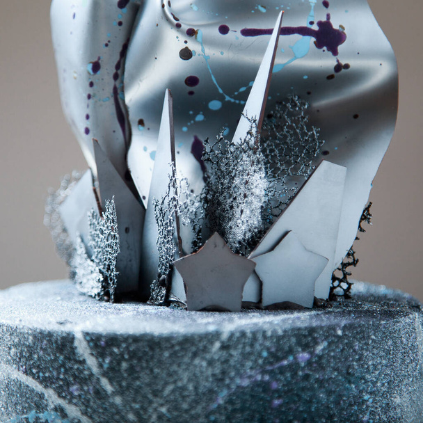Verjaardagstaart voor man of jongen. Zilveren chocolade abstracte decoratie met sterren en spatten, universum concept. - Foto, afbeelding