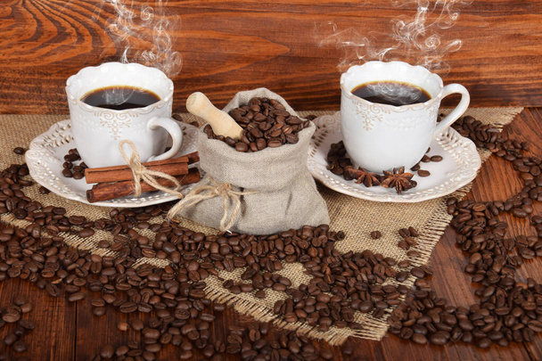 чашки с горячим кофе и печенье с ванильным шоколадным кремом
 - Фото, изображение