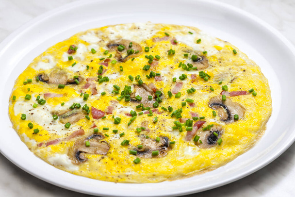 tojásos omlett gombával és szalonnával - Fotó, kép