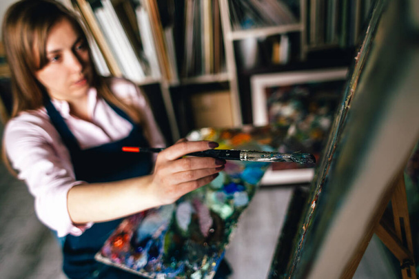 artist girl with brush for painting - Foto, imagen