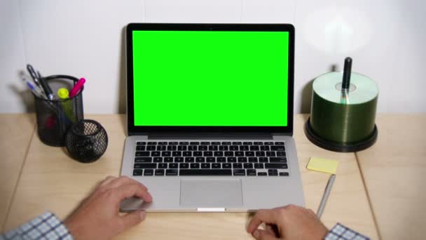 zielony ekran laptopa sfrustrowany użytkowników - Materiał filmowy, wideo