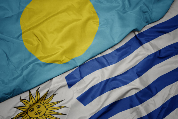 agitant drapeau coloré de uruguay et drapeau national de Palaos. macro
 - Photo, image