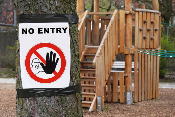 Parque infantil cerrado con Zutritt verboten - lo que significa que no hay entrada en alemán - señal de prohibición
 - Foto, Imagen