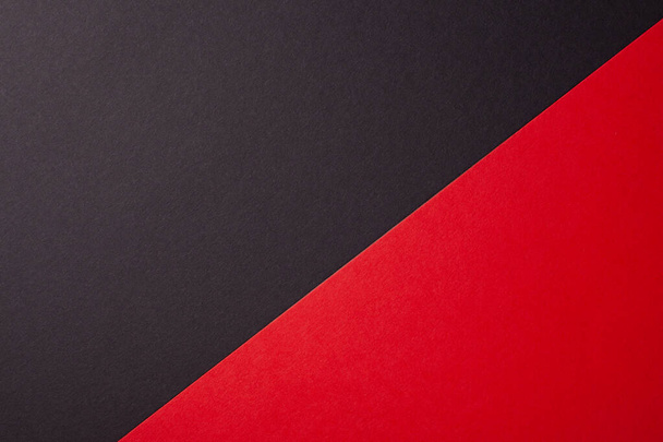 Siyah ve kırmızı renkli kağıt arkaplan, doku, kopyalama alanı, köşegen, drama konsepti. - Fotoğraf, Görsel