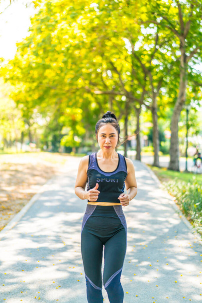 Azji kobieta jogging i bieganie w park - Zdjęcie, obraz