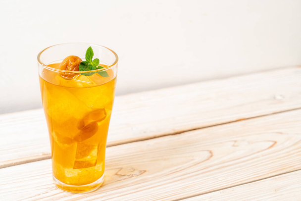Chinese plum juice with ice and mint - Foto, afbeelding