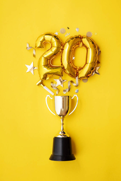 Nummer 20 gouden jubileum viering ballon exploderen van een winnende trofee - Foto, afbeelding