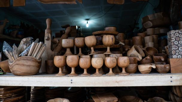 Souvenirs et artisanat balinais en bois. Une variété d'artisanat touristique et d'articles d'intérieur en provenance d'Indonésie et de Bali
 - Photo, image