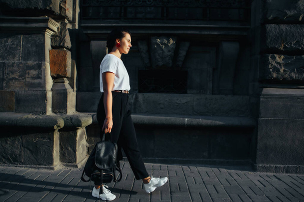 retrato de mujer bonita joven en la calle de la ciudad puesta del sol luz traje urbano - Foto, Imagen