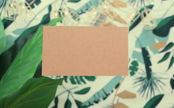 A szó hello kézműves papíron trópusi háttérrel - Fotó, kép