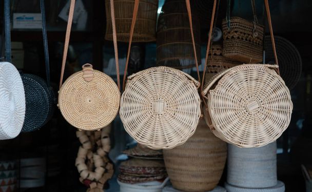 Bolsas de ratán para mujeres balinesas. Recuerdos turísticos populares de Indonesia y Bali
 - Foto, imagen
