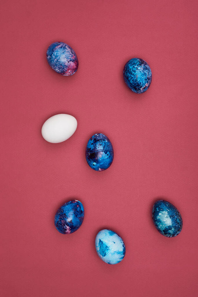 Пасхальное празднование. Пасхальные яйца на фиолетовом фоне
. - Фото, изображение