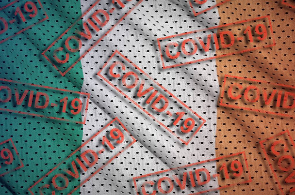Bandiera irlandese e molti francobolli Covid-19 rossi. Concetto di virus Coronavirus o pandemia 2019-nCov
 - Foto, immagini