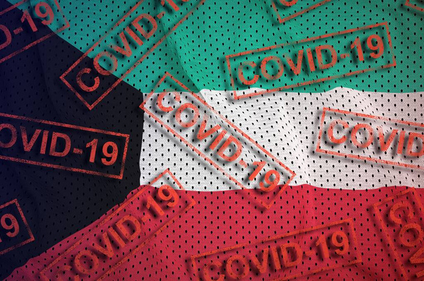 Kuveyt bayrağı ve bir sürü kırmızı Covid-19 pulu. Coronavirus veya salgın 2019-nCov virüs konsepti - Fotoğraf, Görsel
