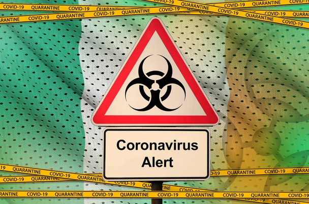 İrlanda bayrağı ve turuncu bantlı Covid-19 biyolojik tehlike sembolü. Coronavirus veya salgın 2019-nCov virüs konsepti - Fotoğraf, Görsel