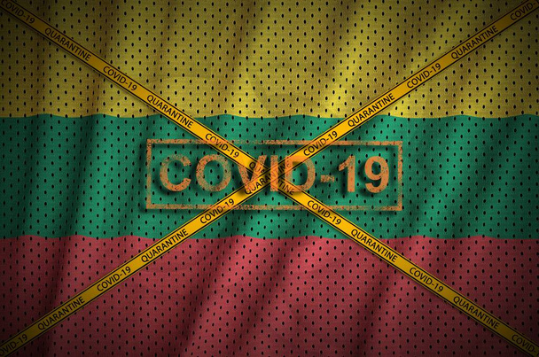 Drapeau de Lituanie et timbre Covid-19 avec bande orange de quarantaine à la frontière. Coronavirus ou pandémie 2019-nCov concept de virus
 - Photo, image