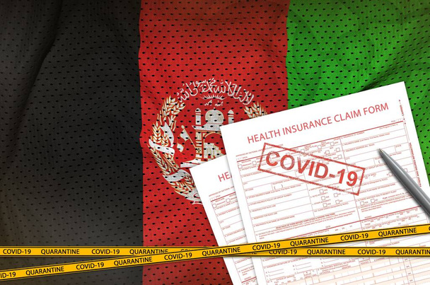 Afganistańska flaga i formularz wniosku o ubezpieczenie zdrowotne ze znaczkiem covid-19. Koncepcja wirusa koronawirusa lub pandemii 2019-nCov - Zdjęcie, obraz